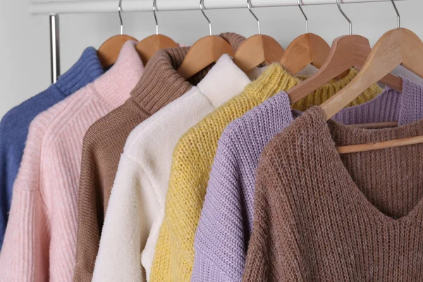 Suéteres Calientes Colgando Rack Sobre Fondo Blanco Primer Plano —  Fotos de Stock