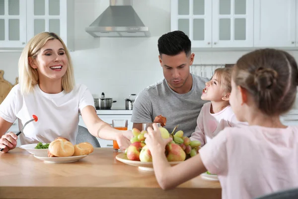 Happy Rodina Snídaní Společně Stolu Moderní Kuchyni — Stock fotografie