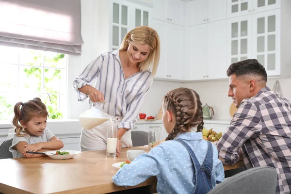 Família Feliz Tomando Café Manhã Juntos Mesa Cozinha Moderna — Fotografia de Stock