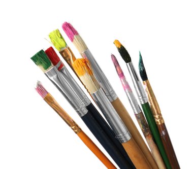 Beyaz arkaplanda boyalı farklı fırçalar