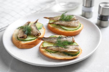 Sprat, salatalık ve dereotlu lezzetli sandviçler.