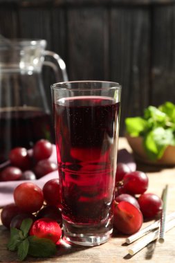 Nane ve ahşap masada böğürtlenli lezzetli üzümlü soda. Tazeleyici içecek.