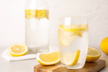 Işık masasında limon dilimli soda. Metin için boşluk