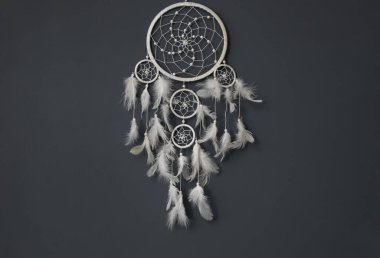 Siyah duvarda asılı güzel bir düş kapanı