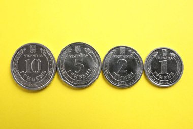 Sarı zemin üzerinde Ukrayna paraları, düz yatıyordu