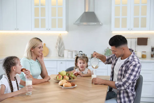 Família Feliz Comendo Juntos Mesa Cozinha Moderna — Fotografia de Stock