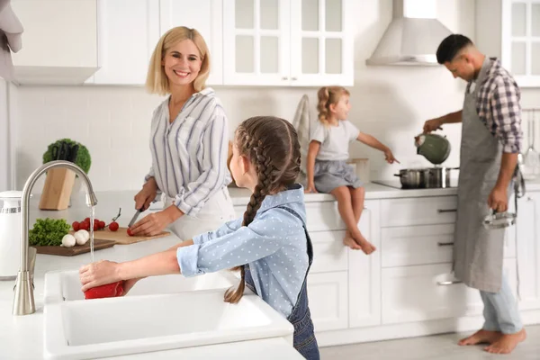 Menina Com Sua Mãe Lavando Legumes Juntos Cozinha Moderna — Fotografia de Stock