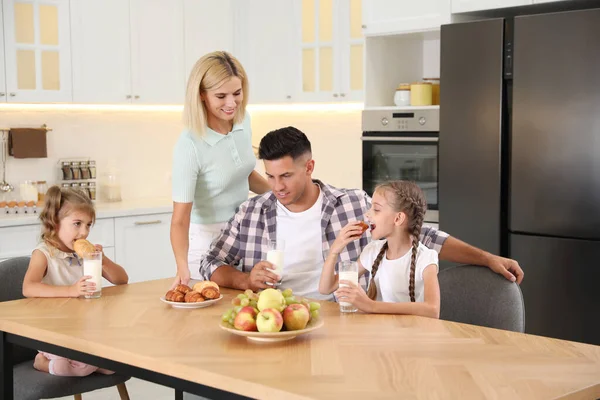Happy Rodina Jíst Společně Stolu Moderní Kuchyni — Stock fotografie
