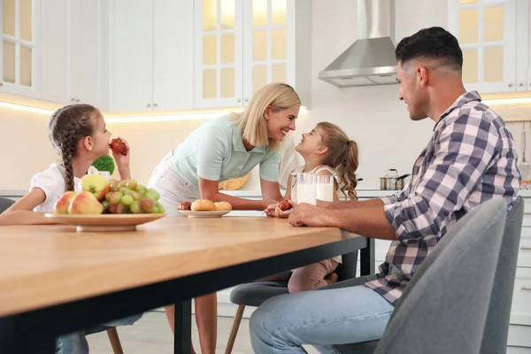 Glad Familj Äter Tillsammans Vid Bord Modernt Kök — Stockfoto