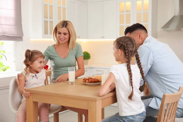 Familia Feliz Comiendo Juntos Mesa Cocina Moderna — Foto de Stock