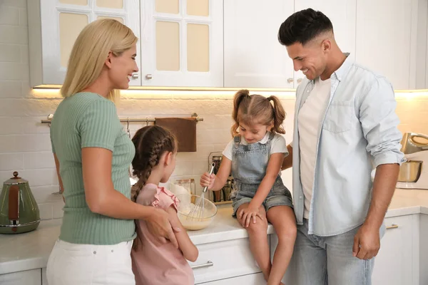 Felice Cucina Familiare Insieme Nella Cucina Moderna — Foto Stock