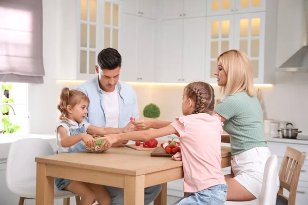 Glad Familjerätt Tillsammans Vid Bord Modernt Kök — Stockfoto