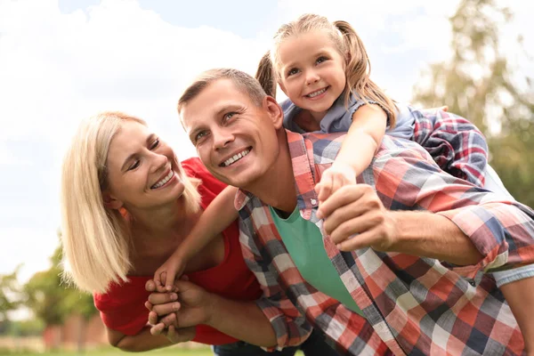 Nettes Kleines Mädchen Hat Spaß Mit Ihren Eltern Park Einem — Stockfoto