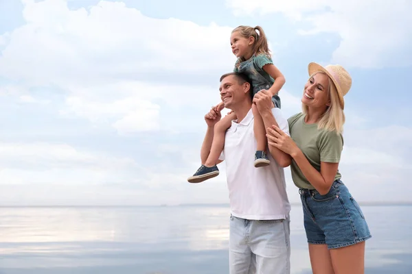 Glückliche Familie Die Einem Sonnigen Sommertag Zeit Meer Verbringt — Stockfoto