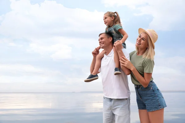 Gelukkig Familie Tijd Doorbrengen Samen Buurt Van Zee Zonnige Zomerdag — Stockfoto