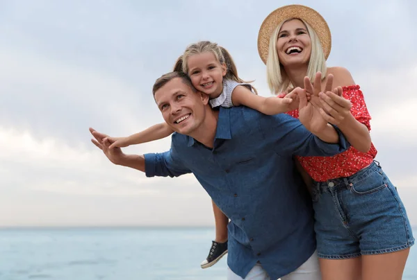 Gelukkig Familie Tijd Doorbrengen Samen Buurt Van Zee Zonnige Zomerdag — Stockfoto