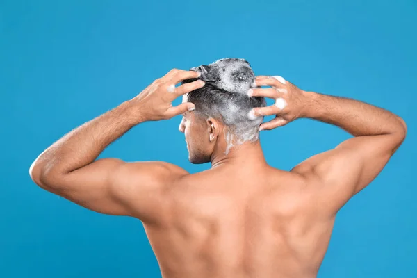 Bello Uomo Che Lava Capelli Sfondo Azzurro Vista Posteriore — Foto Stock