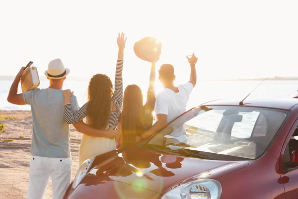 Groupe Amis Près Voiture Sur Plage Vue Arrière Voyage Été — Photo