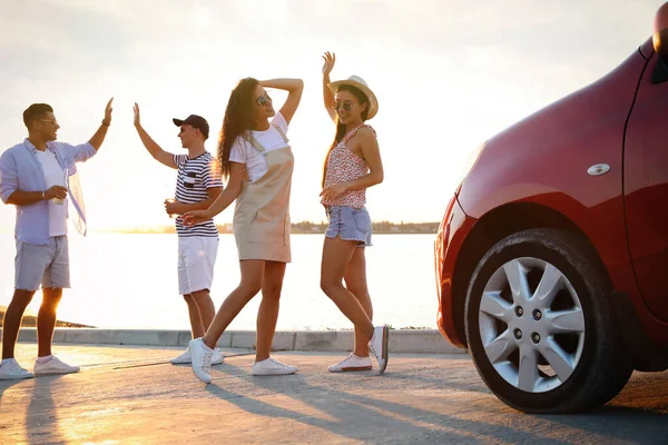 Des Amis Heureux Amusent Près Voiture Extérieur Coucher Soleil Voyage — Photo