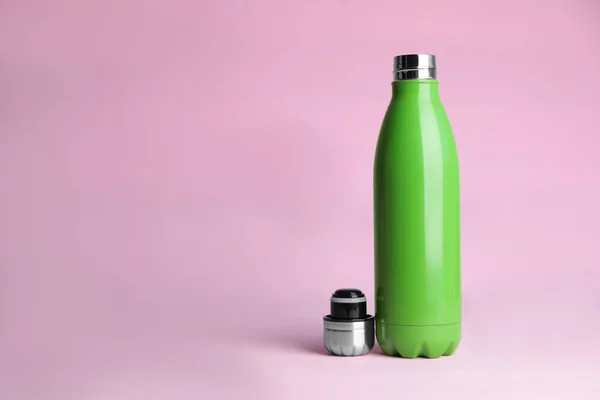 Stilvolle Thermoflasche Auf Rosa Hintergrund Platz Für Text — Stockfoto