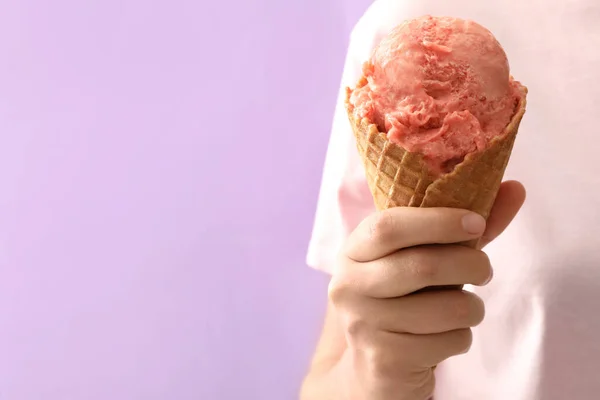 Rózsaszín Jégkrémet Tartó Ostyában Lila Háttér Közelkép Szöveg Helye — Stock Fotó