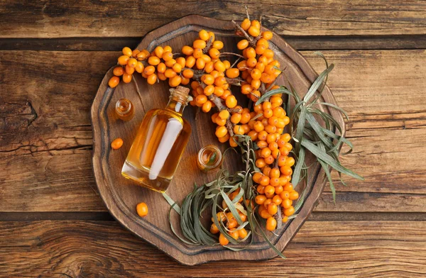 Natuurlijke Duindoorn Olie Verse Bessen Houten Tafel Bovenaanzicht — Stockfoto