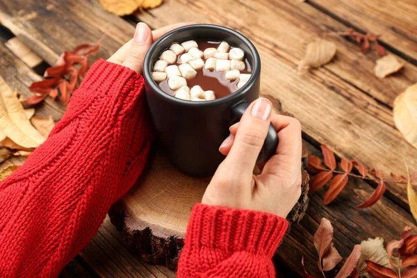 Frau Mit Tasse Heißgetränk Holztisch Nahaufnahme Gemütliche Herbststimmung — Stockfoto