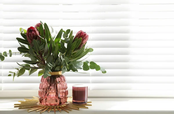 Vas Dengan Karangan Bunga Protea Yang Indah Dalam Ruangan — Stok Foto
