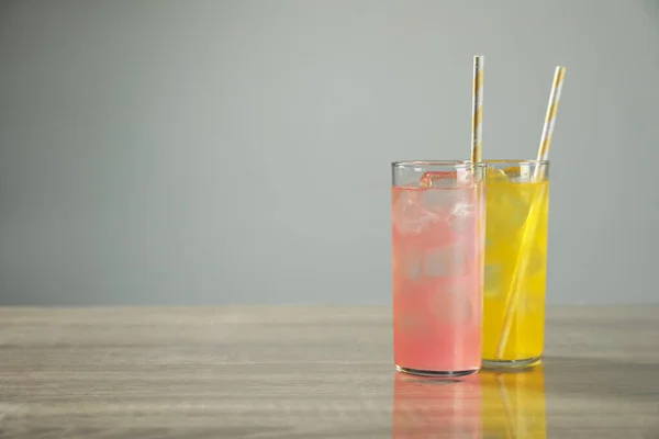 Deliciosas Bebidas Refrescantes Mesa Cinzenta Espaço Para Texto — Fotografia de Stock