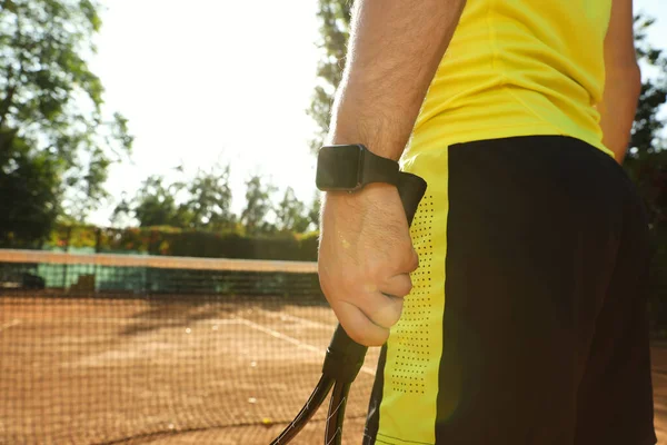 Tenis Kortunda Antrenman Yaparken Modern Akıllı Saat Takan Adam Yakın — Stok fotoğraf