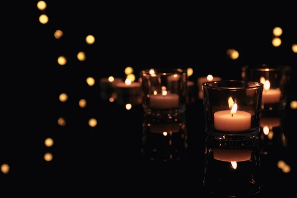 Velas Ardientes Soportes Vidrio Sobre Fondo Oscuro Espacio Para Texto — Foto de Stock