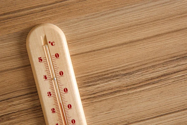 木制桌子上的温度计 顶视图 案文的篇幅 — 图库照片