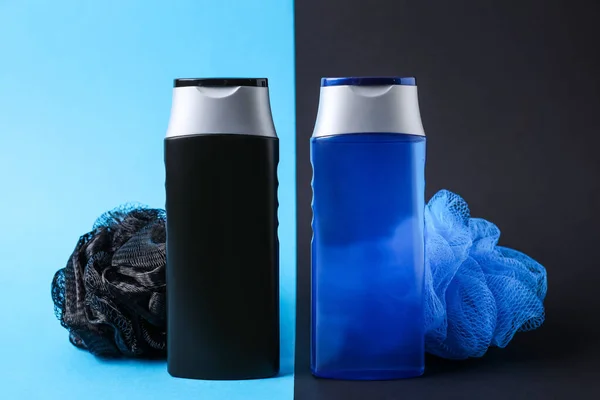 Flessen Met Douchegel Bast Slipjes Kleur Achtergrond Cosmetica Voor Heren — Stockfoto