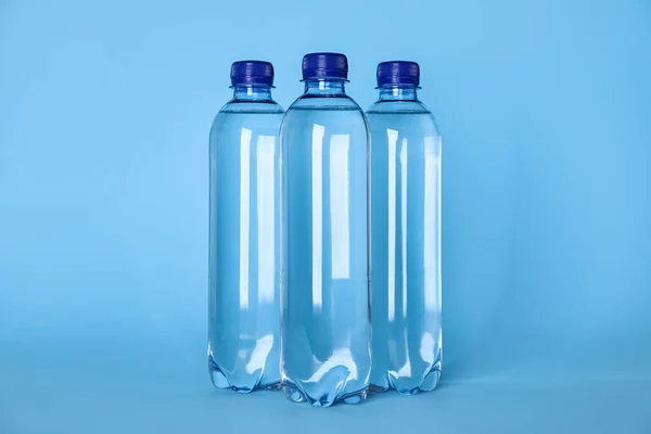 Plastikflaschen Mit Wasser Auf Hellblauem Hintergrund — Stockfoto