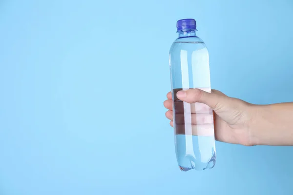 Femme Tenant Bouteille Plastique Avec Eau Sur Fond Bleu Clair — Photo