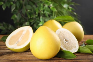 Taze kesim ve ahşap masa yapraklı bütün meyveler, yakın plan.