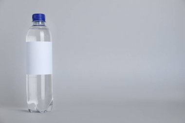 Hafif arka planda soda suyu olan plastik şişe. Metin için boşluk