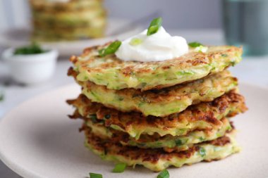 Lezzetli kabaklı börek, ekşi kremalı, yakın çekim manzaralı.