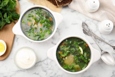 Beyaz mermer masada servis edilen nefis kuş çorbası.