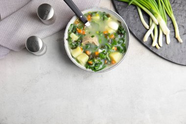 Masada servis edilen etli leziz kuş çorbası, düzlük. Metin için boşluk