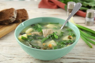 Ahşap masada servis edilen etli nefis kuş çorbası.