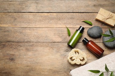 Tahta masa üzerinde cilt bakım ürünleri ile kaplıca bileşimi düz yatıyordu, metin için boşluk