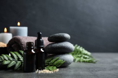 Gri masadaki aroma yağlı spa kompozisyonu, metin için boşluk