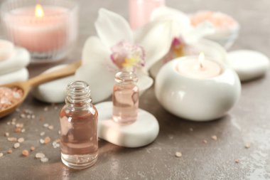 Masanın üzerinde gerekli yağ ve mumlarla güzel bir spa kompozisyonu