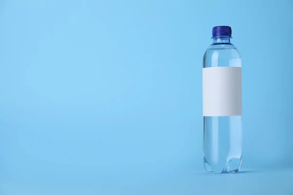 Plastikflasche Mit Sodawasser Auf Hellblauem Hintergrund Raum Für Text — Stockfoto