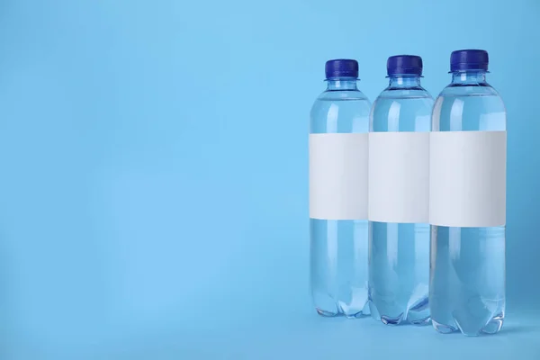 Plastikflaschen Mit Sodawasser Auf Hellblauem Hintergrund Raum Für Text — Stockfoto