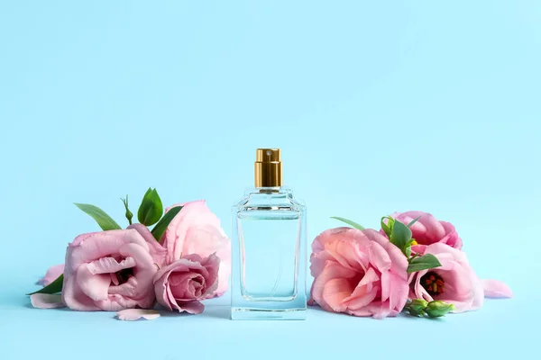 Bottiglia Profumo Bei Fiori Sfondo Azzurro — Foto Stock