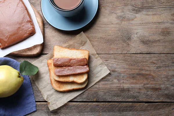 Smaklig Smörgås Med Kvitten Pasta Serveras Till Frukost Träbord Platt — Stockfoto