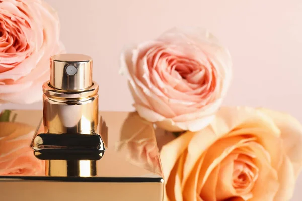 Garrafa Perfume Rosas Frescas Fundo Bege Close — Fotografia de Stock