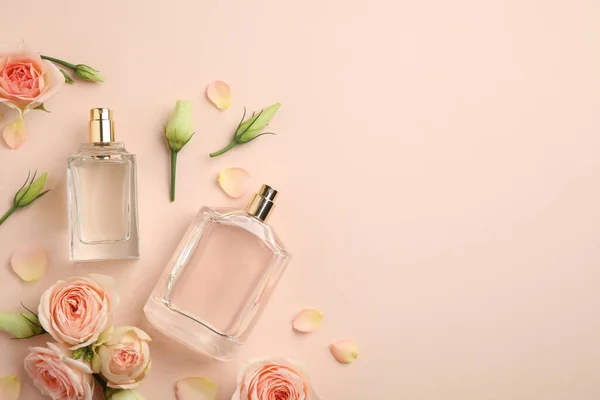 Composição Plana Com Diferentes Frascos Perfume Flores Frescas Fundo Bege — Fotografia de Stock